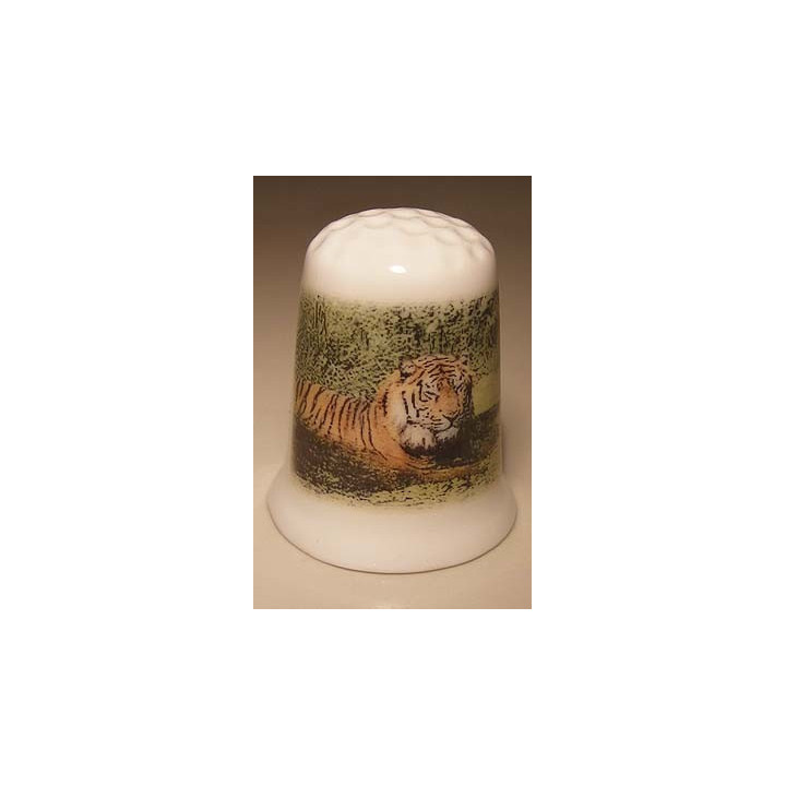 Tijger liggend op een porselein vingerhoedje