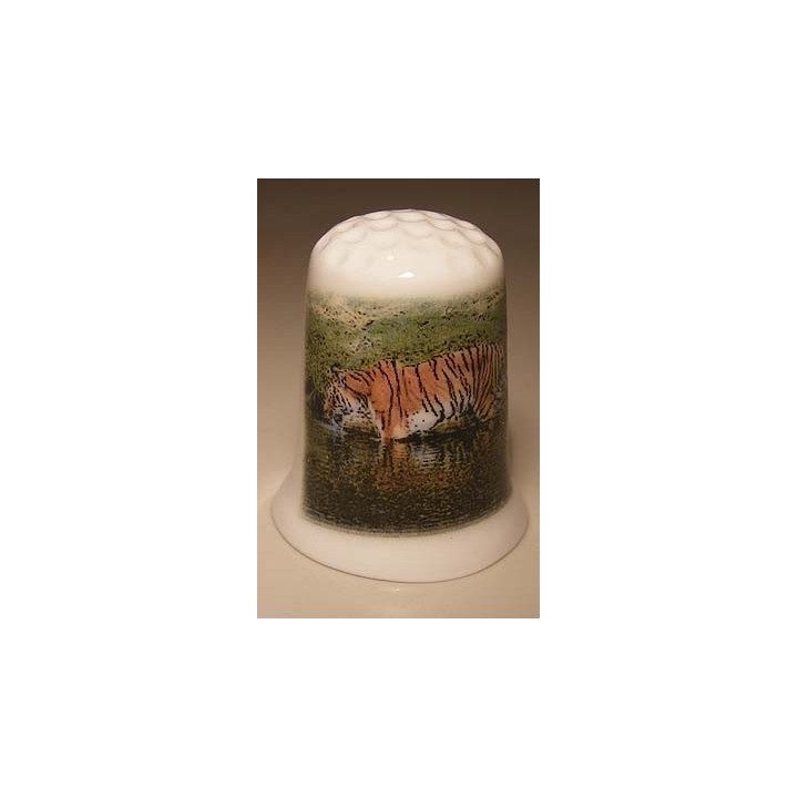 Tijger staat in het water op een porselein vingerhoedje