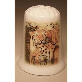 Tijgers in het water op een porselein vingerhoedje