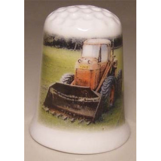 Tractor als zandschuiver op een porselein vingerhoedje