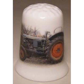 Tractor foto op een porselein vingerhoedje