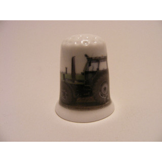 Tractor groen op een porselein vingerhoedje