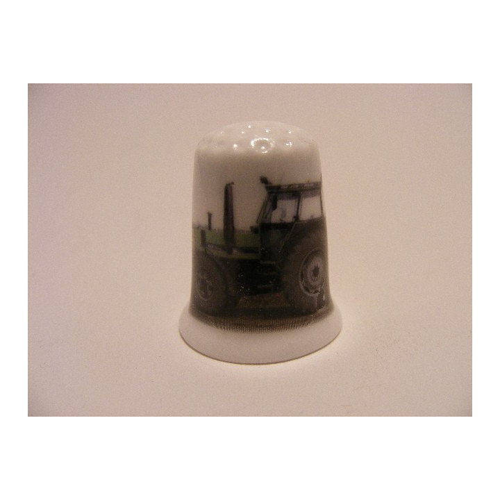 Tractor groen op een porselein vingerhoedje