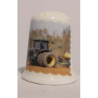 Tractor landbouwvoertuig op een porselein vingerhoedje