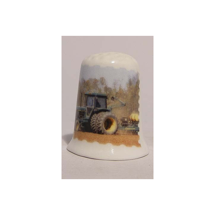 Tractor landbouwvoertuig op een porselein vingerhoedje