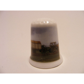 Tractor met hooikar op een porselein vingerhoedje