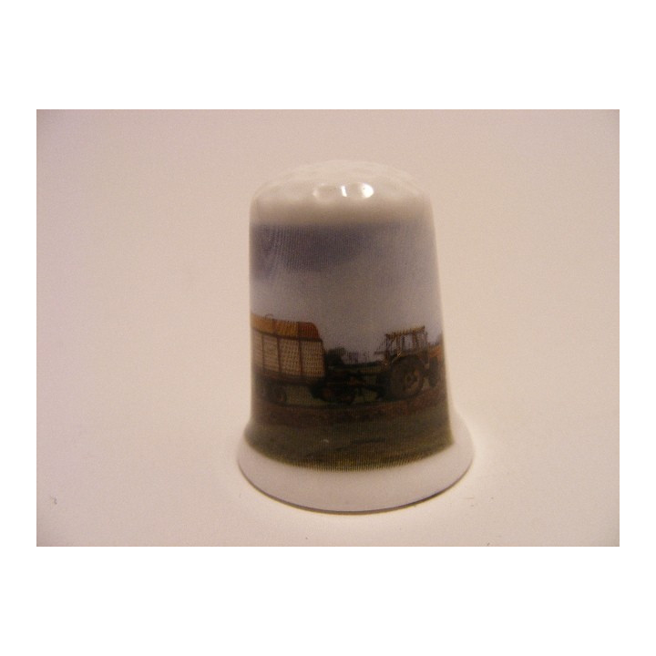 Tractor met hooikar op een porselein vingerhoedje