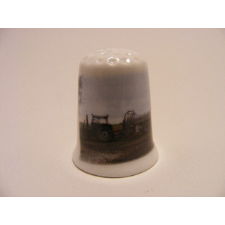 Tractor met kar op een porselein vingerhoedje