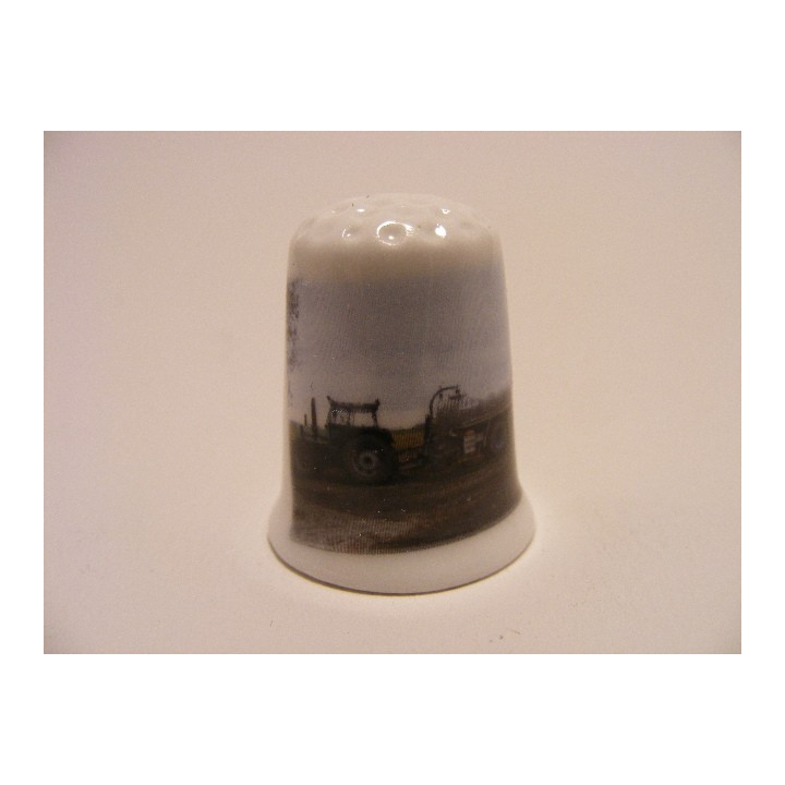 Tractor met kar op een porselein vingerhoedje