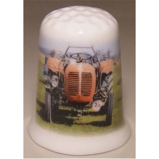 Tractor neus op een porselein vingerhoedje