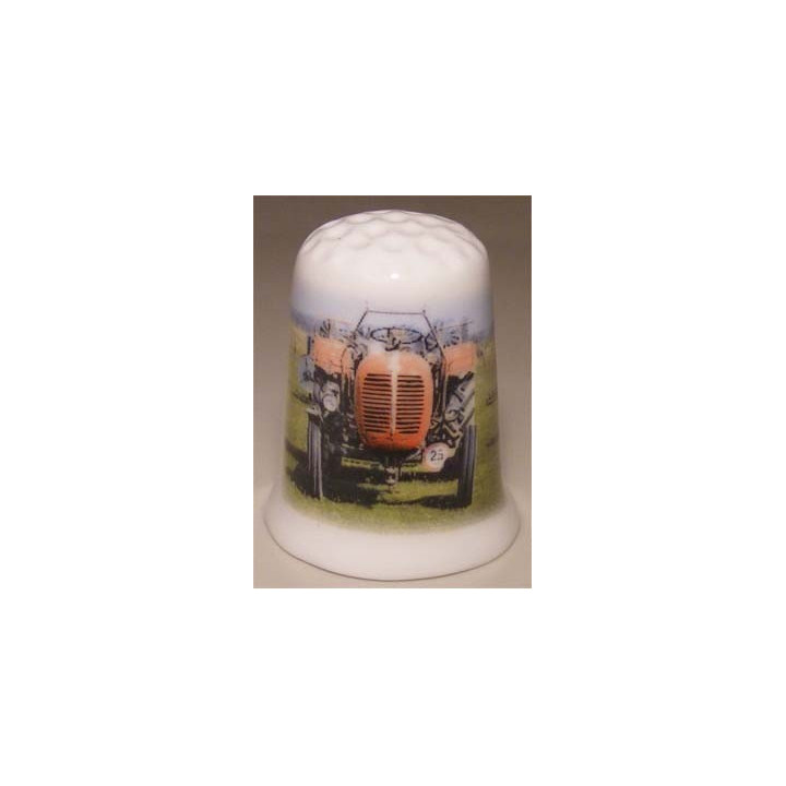 Tractor neus op een porselein vingerhoedje