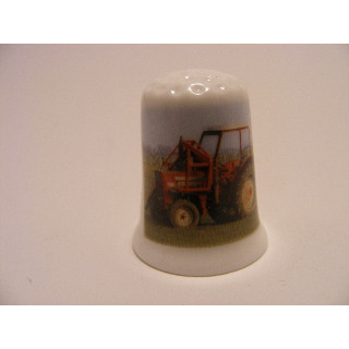 Tractor rood op een porselein vingerhoedje