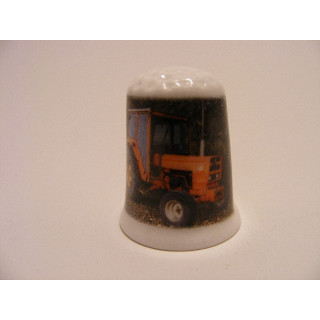 Tractor rood op een porselein vingerhoedje