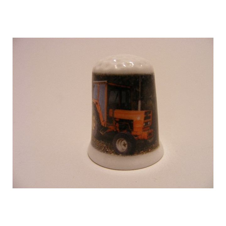 Tractor rood op een porselein vingerhoedje