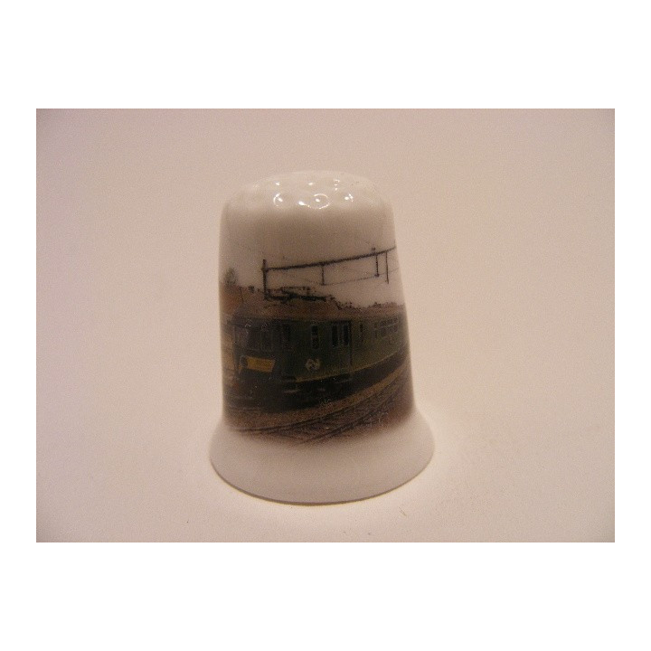 Trein op een porselein vingerhoedje