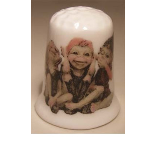 Trollen horen zien zwijgen op een porselein vingerhoedje