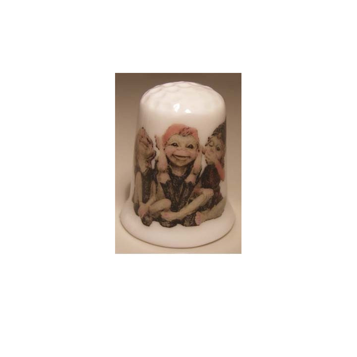 Trollen horen zien zwijgen op een porselein vingerhoedje