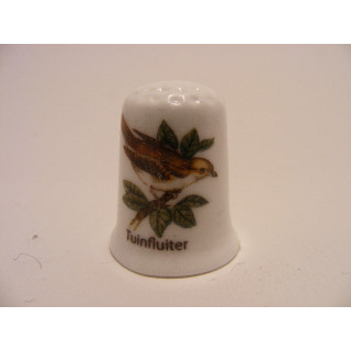 Tuinfluiter zangvogel Sylvia borin op een porselein vingerhoedje