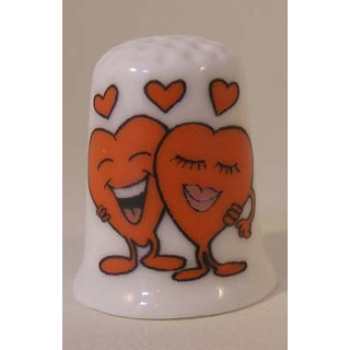 Twee hartjes op een porselein vingerhoedje