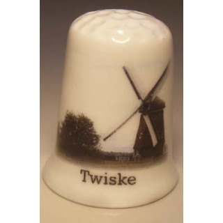 Twiske op een porselein vingerhoedje