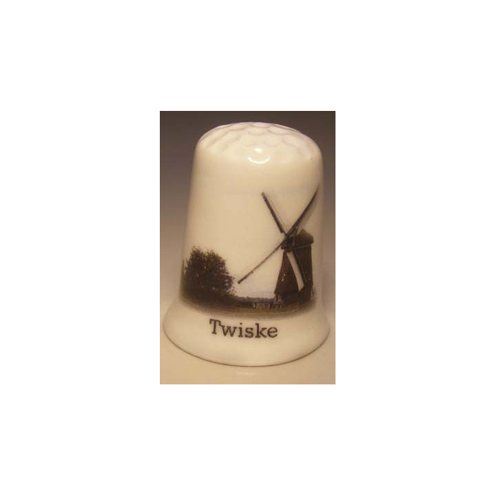 Twiske op een porselein vingerhoedje