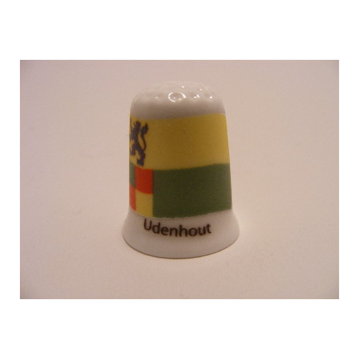 Udenhout op een porselein vingerhoedje