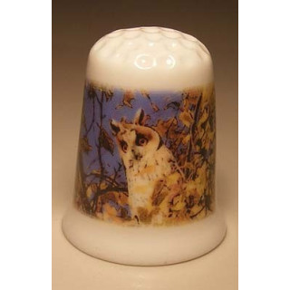 Uil in een boom op een porselein vingerhoedje Uil in een boom op een porselein vingerhoedje