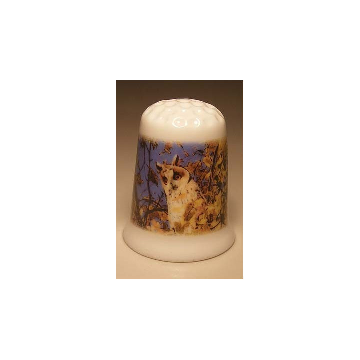 Uil in een boom op een porselein vingerhoedje