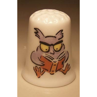 Uil met boek op een porselein vingerhoedje Uil met boek op een porselein vingerhoedje