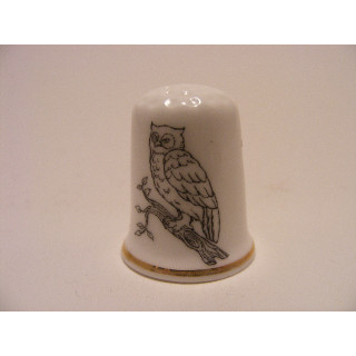 Uil op tak tekening op een porselein vingerhoedje Uil op tak tekening op een porselein vingerhoedje