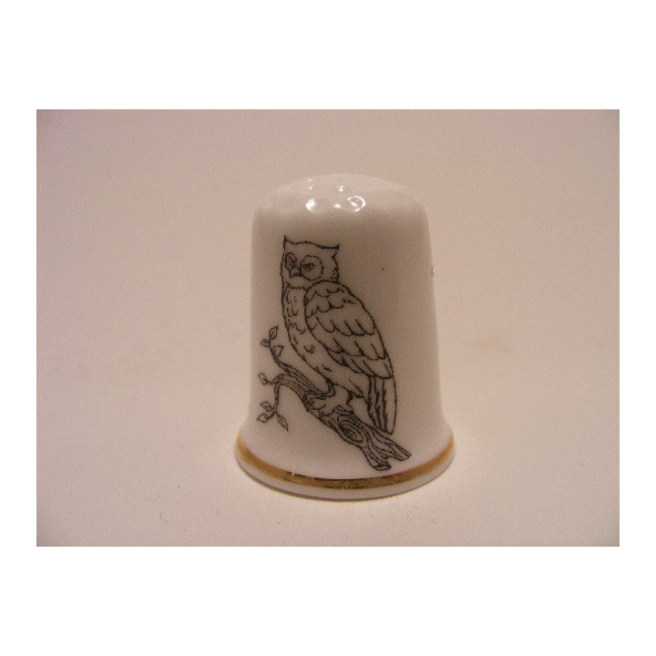 Uil op tak tekening op een porselein vingerhoedje