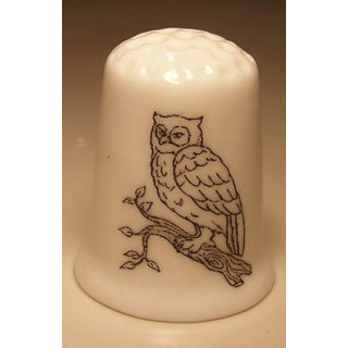 Uil tekening op een porselein vingerhoedje Uil tekening op een porselein vingerhoedje