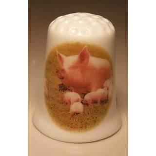 Varken met biggetjes op een porselein vingerhoedje Varken met biggetjes op een porselein vingerhoedje