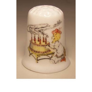 Verjaardag taart op een porselein vingerhoedje Verjaardag taart op een porselein vingerhoedje