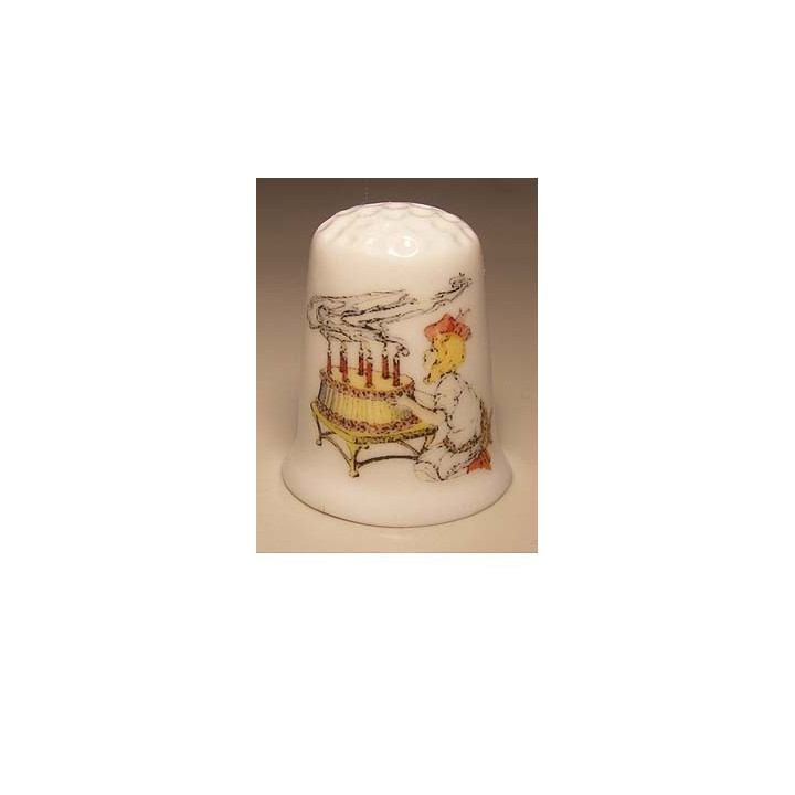 Verjaardag taart op een porselein vingerhoedje Verjaardag taart op een porselein vingerhoedje