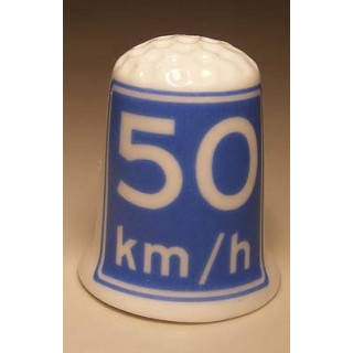 Adviessnelheid 50 km per uur verkeersbord op een vingerhoedje