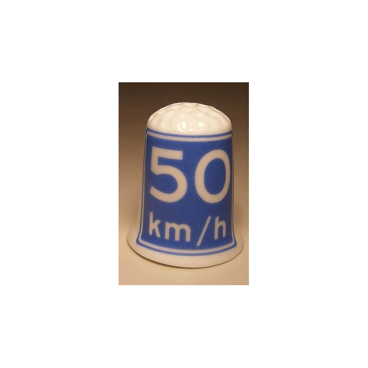 Adviessnelheid 50 km per uur verkeersbord op een vingerhoedje