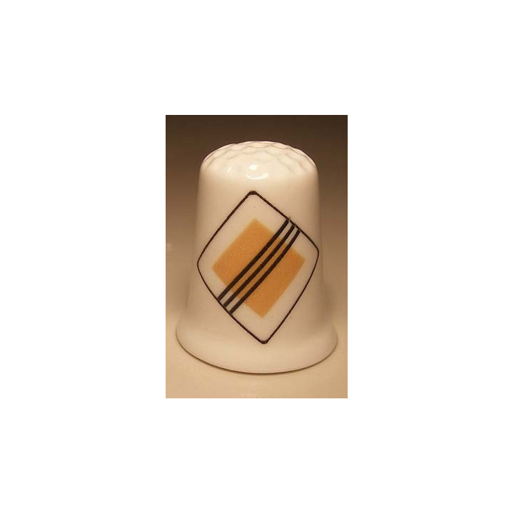 Einde voorrangsweg verkeersbord op een vingerhoedje Einde voorrangsweg verkeersbord op een vingerhoedje