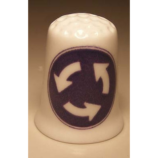 Rotonde verkeersbord op een vingerhoedje