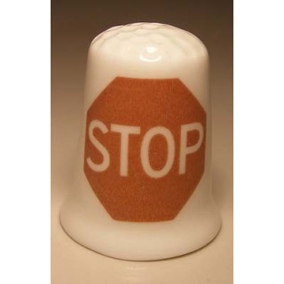 Stop verbodsbord verkeersbord op een vingerhoedje