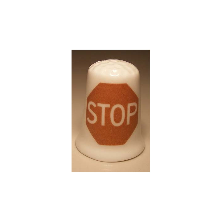 Stop verbodsbord verkeersbord op een vingerhoedje