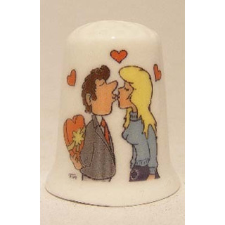 Verlieft valentijn op een porselein vingerhoedje