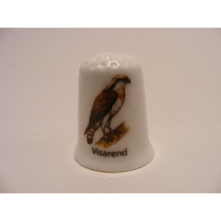 Visarend Pandion haliaetus op een porselein vingerhoedje