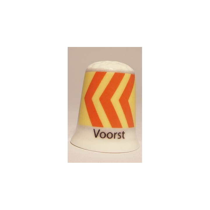 Voorst Nederlandse gemeentevlag op een porselein vingerhoedje