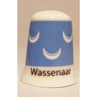 Wassenaar Nederlandse gemeentevlag op een porselein vingerhoedje
