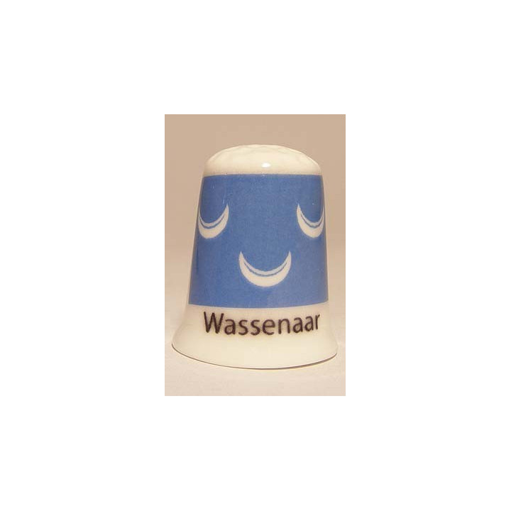 Wassenaar Nederlandse gemeentevlag op een porselein vingerhoedje