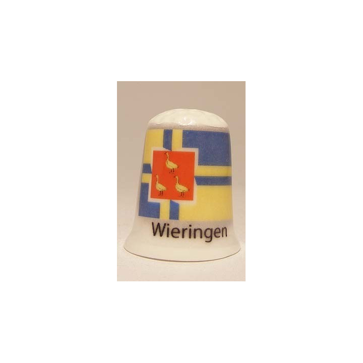 Wieringen Nederlandse gemeentevlag op een porselein vingerhoedje