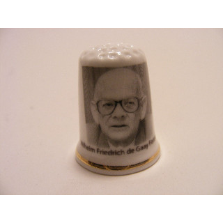 Wilhelm Friedrich de Gaay Fortman Kabinet Den Uyl 1973-1977 op een porselein vingerhoedje met goud rand