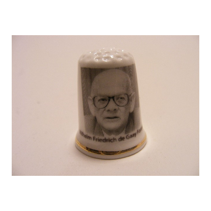 Wilhelm Friedrich de Gaay Fortman Kabinet Den Uyl 1973-1977 op een porselein vingerhoedje met goud rand