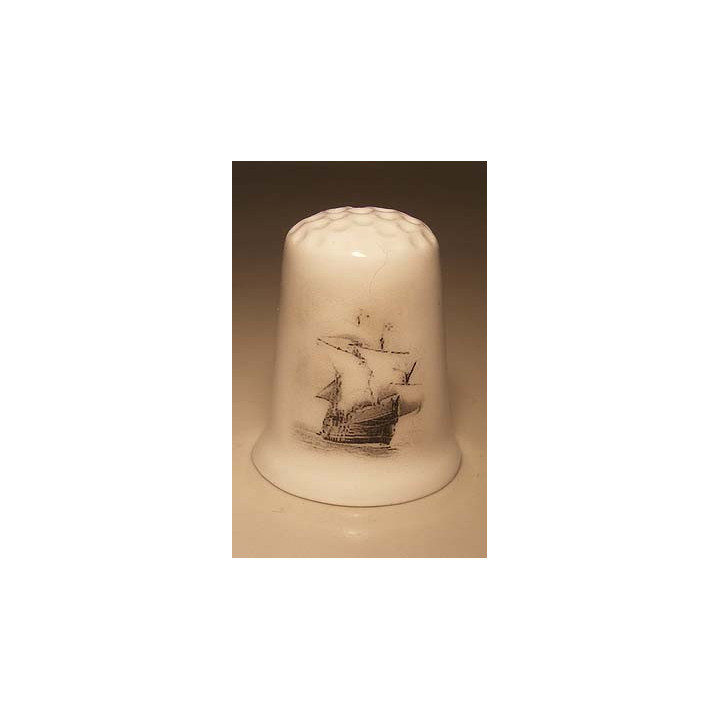 Zeilschip op een porselein vingerhoedje